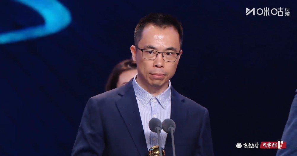 刷到《中國榜樣》獲獎消息時,我正幫澳洲表弟查怎麼解鎖國內籃球直播——原來海外華人的鄉愁,是連加油聲都聽不全