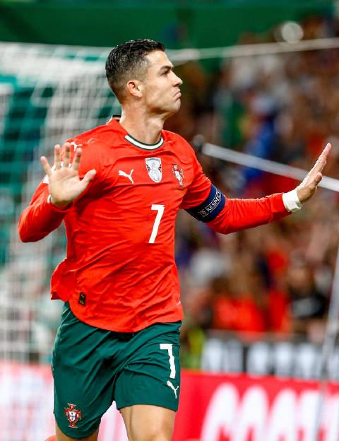 在海外追C羅比賽卻卡成PPT？那個求抱抱的小球童讓我懂了遊子的心酸