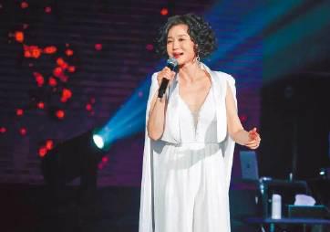 刷到坣娜離世消息時,我正在海外深夜重溫《別戀》——那些年我們追過的台灣歌聲,為何總在異鄉卡住?