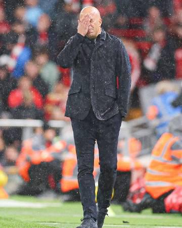 看著利物浦主場0-3慘敗水晶宮,我翻出三年前歐冠奪冠時的照片,突然懂了什麼叫「王朝崩塌」