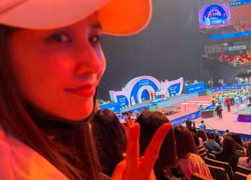 刷到黃聖依發文說『第一次看現場比賽熱血沸騰』,我才懂海外追劇卡頓的痛,原來我們都一樣