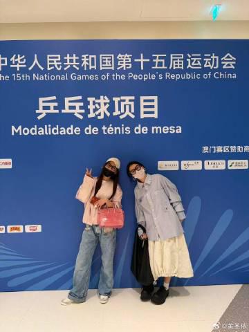 刷到黃聖依發文說『第一次看現場比賽熱血沸騰』,我才懂海外追劇卡頓的痛,原來我們都一樣