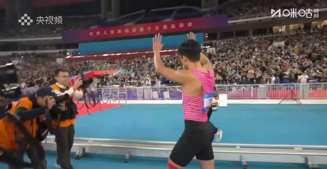 蘇炳添告別賽場全記錄：繞場揮手瞬間引爆淚點，海外華人如何突破地區限制觀看完整賽事