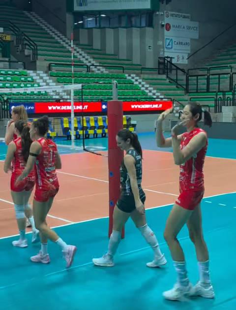 刷到科內利亞諾隊友歡迎朱婷的視頻，我才發現：海外遊子的鄉愁，原來藏在這些細節裡