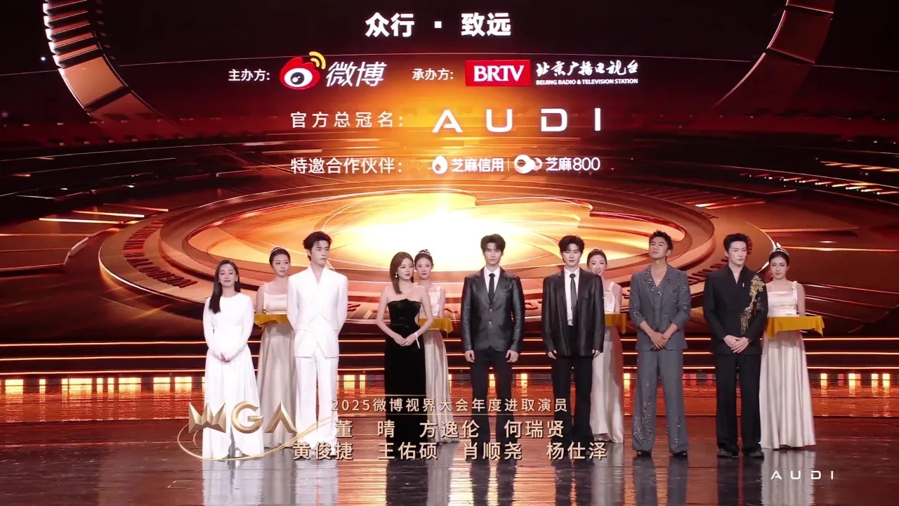 刷到董晴手寫的演戲筆記時，我正卡在海外追劇的轉圈圈畫面裡——那些被地域限制擋住的熱忱