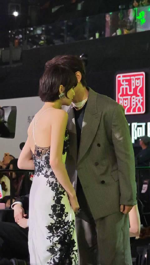 星光大賞內場暖心互動：宋茜領獎後下台問候身體不適的丁禹兮