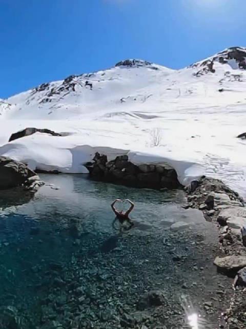 刷到花樣游泳在雪地裡綻放的影片，我愣了三秒：原來海外遊子最想念的，是這種「家的味道」