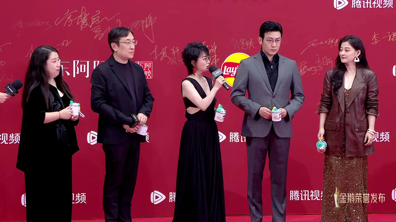 2025騰訊視頻金鵝榮譽盛典：《六姊妹》劇組紅毯展現經典風範